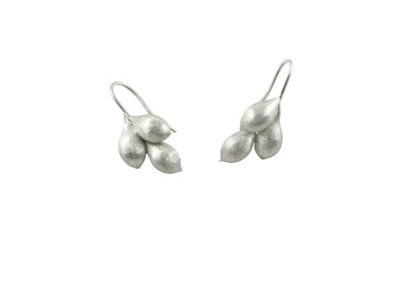 The kelp pod cluster earrings are made from solid sterling silver. They bring back memories of walks on the beach. Most of us like to pick up small shells or pieces of seaweed. With these earrings you can take home a piece of the sea to keep.
